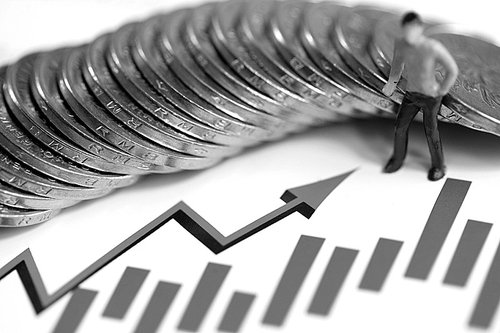 特朗普关税重压下，65%日企紧急呼吁央行暂停加息